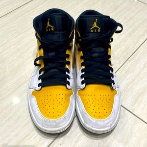 Size 8, barley used “Air Jordan 1 highs ‘University Gold’”.
